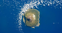 Fuente: https://es.gizmodo.com/la-isla-mas-aislada-del-mundo-busca-profesores-esta-a-1730365073 Isla Tristan da Cunha