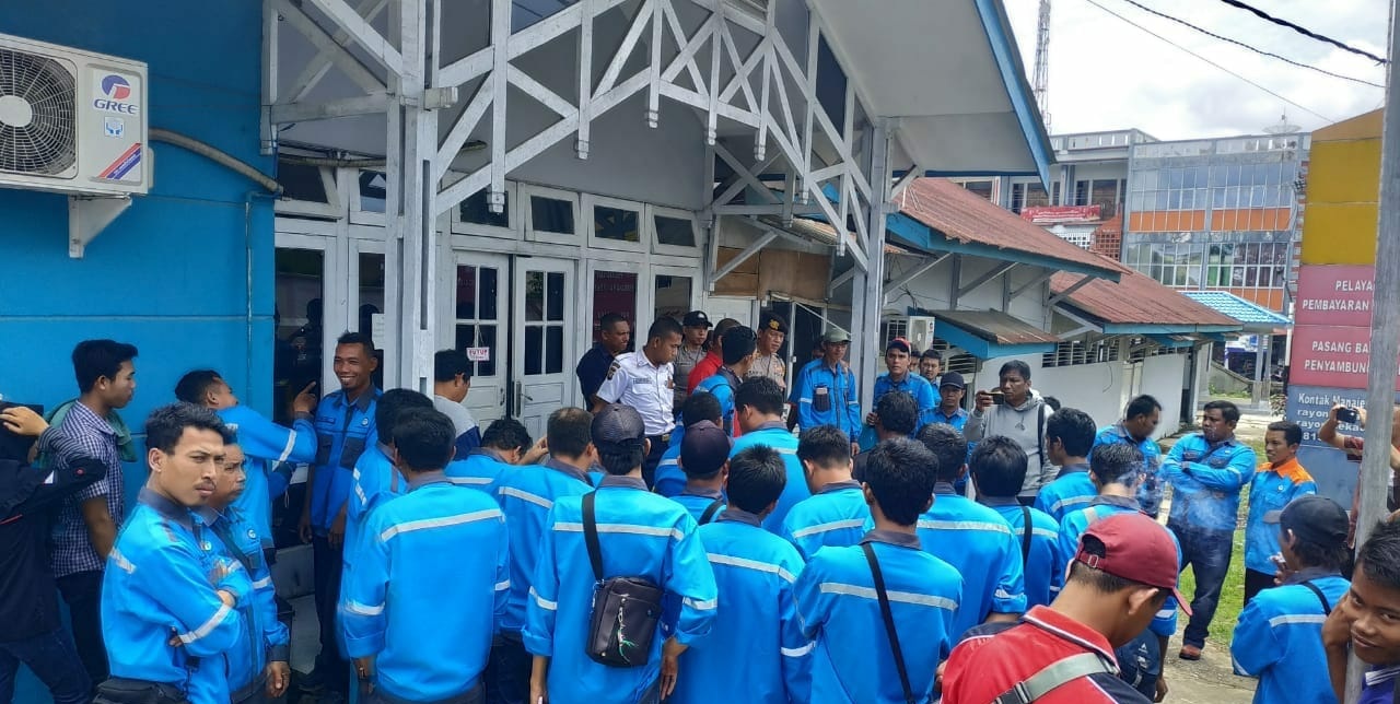 Sekitar 50 Orang Demo Depan PLN Rayon Sekadau Sekitar 50 Orang Demo Depan PLN Rayon Sekadau