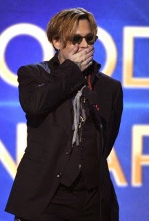 Johnny Depp i dehur me alkool në skenën e “Hollywood Awards”