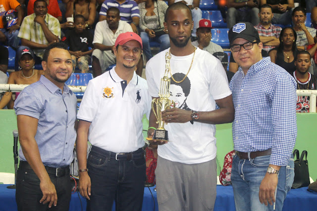 Premian mejores jugadores basket de La Romana; Mauro Gil electo MVP