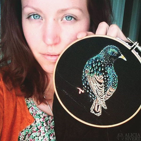 Starling free hand embroidery (WIP) by Alicia Sivertsson. aliciasivert alicia sivertsson sivert broderi fritt frihandsbroderi konstsöm konstsömnad sömnad sy skapa skapande kreativitet creativity create make maker free hand embroidery needlework hoop art textile art fabric fiber art fågel bird stare starling turkos turkost blått praktdräkt svart linne black linen selfie