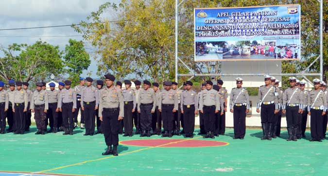 Polres MTB Gelar Operasi Zebra Siwalima 2016 Saumlaki, Malukupost.com - Kapolres Maluku Tenggara Barat, AKBP. Mukhamad Safei, Rabu (16/11) pagi memimpin upacara gelar pasukan dalam rangka operasi kepolisian terpusat dengan sandi zebra siwalima 2016 yang terpusat di lapangan upacara Markas Komando Polres MTB yang dihadiri oleh seluruh aparat Polres MTB. Usai gelar pasukan tersebut, Kapolres Safei menjelaskan bahwa Polri akan menggelar operasi zebra secara serentak di seluruh wilayah Indonesia sejak tanggal 16 hingga 29 November 2016, dimana seperti biasanya operasi ini berkonsentrasi pada pemeriksaan kelengkapan surat-surat kendaraan serta kelengkapan dan kelayakan kendaraan bermotor. “Selama 14 hari ini operasi simpatik akan digelar, dimana ini juga merupakan bentuk operasi cipta kondisi menghadapi operasi lilin jelang perayaan Natal dan Tahun Baru 2017,” ujarnya.