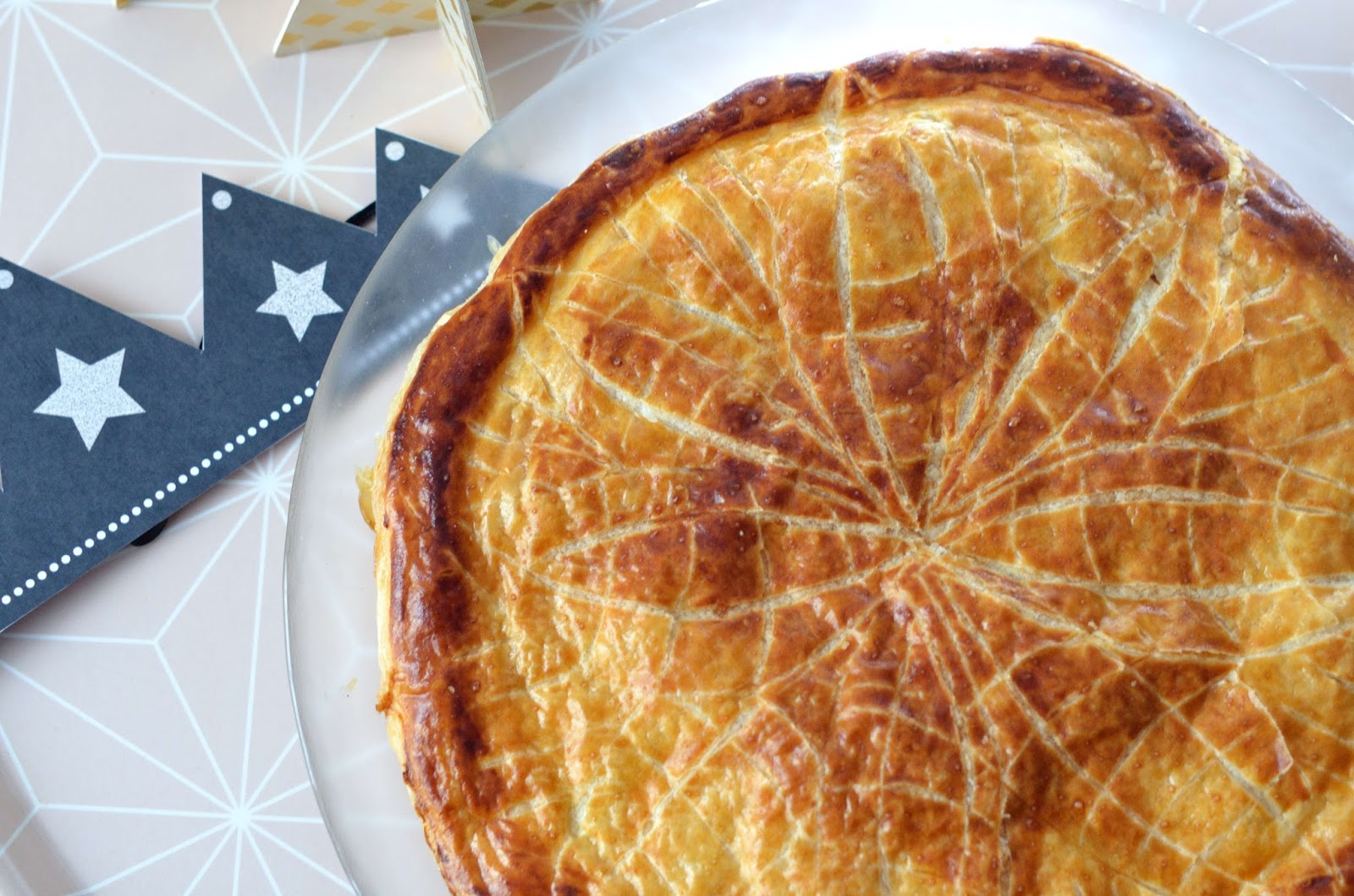 Galette aux pommes caramélisées et crème patissière - Cerise et Praline