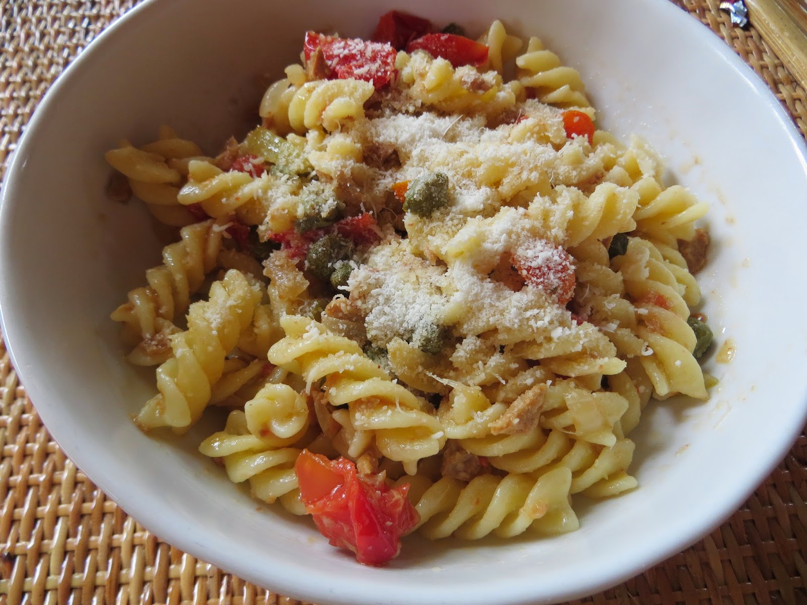 fusilli con capperi,  tonno e pomodorini