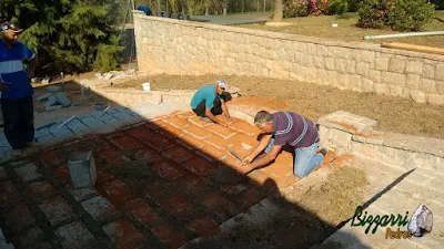 Bizzarri visitando as obras e orientando onde estamos fazendo a construção da escada de pedra com pedra folheta cinza escuro e nos patamares da escada de pedra a colocação de pedra folheta com junta de grama com as muretas de pedra com paralelepípedo em sede da Fazenda em Atibaia-SP. 17 de agosto de 2016.