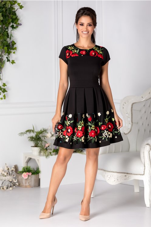 Rochie neagra eleganta de zi cu broderie florala pastelata ieftina Rochie neagra eleganta de zi cu broderie florala pastelata ieftina