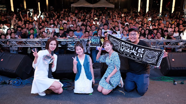 曙光祭形象大使Gail蓋兒、曙光祭發起人阿福與新加坡新銳詞曲創作歌手芯芮,演出後與現場歌迷大合照