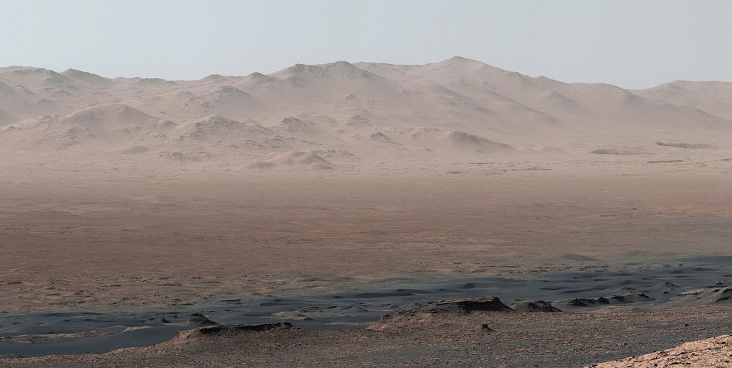 Một vị trí đẹp từ chỏm núi Vera Rubin cho tàu Curiosity phóng tầm nhìn chi tiết về nơi mà nó sẽ bắt đầu nhiệm vụ khám phá bên trong Hố va chạm Gale. Trước mặt là hướng bắc-đông-bắc, hình ảnh được ghép lại từ 8 hình ảnh chụp đơn được chụp bởi máy ảnh gắn ống kính phóng to được trang bị trong con mắt phải của tàu. Hình ảnh này được thực hiện vào ngày 25 tháng 10 năm 2017, nhằm sol 1856. Vào lúc này, Curiosity đang đứng ở cao độ 327 mét và đã đi xa được 17,63 cây số tính từ nơi nó đổ bộ xuống hành tinh này. Hình ảnh: JPL-Caltech/MSSS/NASA. Một vị trí đẹp từ chỏm núi Vera Rubin cho tàu Curiosity phóng tầm nhìn chi tiết về nơi mà nó sẽ bắt đầu nhiệm vụ khám phá bên trong Hố va chạm Gale. Trước mặt là hướng bắc-đông-bắc, hình ảnh được ghép lại từ 8 hình ảnh chụp đơn được chụp bởi máy ảnh gắn ống kính phóng to được trang bị trong con mắt phải của tàu. Hình ảnh này được thực hiện vào ngày 25 tháng 10 năm 2017, nhằm sol 1856. Vào lúc này, Curiosity đang đứng ở cao độ 327 mét và đã đi xa được 17,63 cây số tính từ nơi nó đổ bộ xuống hành tinh này. Hình ảnh: JPL-Caltech/MSSS/NASA.