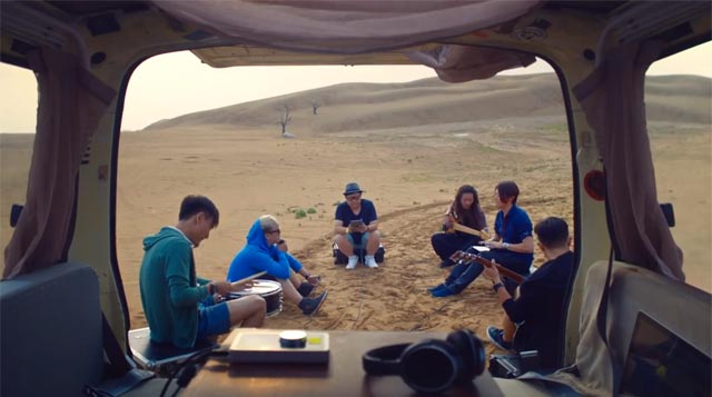 Yaoband haciendo música en el desierto