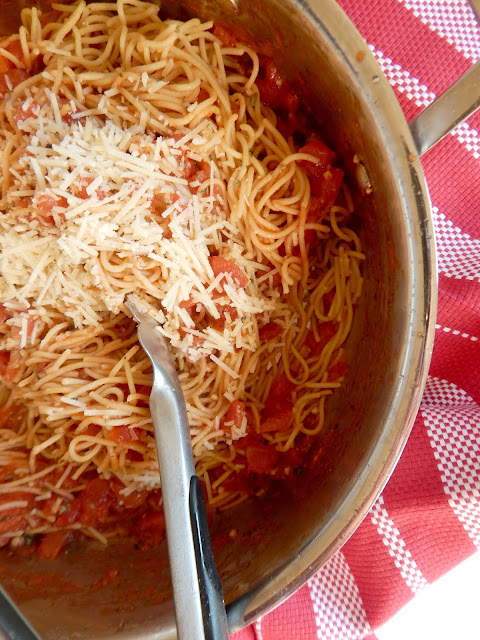 10-Minute Tomato and Garlic Whole Wheat Spaghetti...an super, simple and quick family dinner!  Just a few whole ingredients gives this pasta a fantastic flavor and will pleae everyone.  Put in your meal plan for 2019! (sweetandsavoryfood.com)