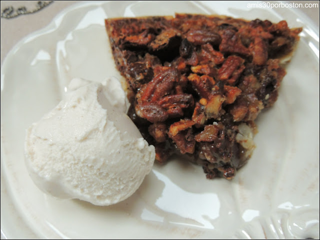 Mi Cena de Thanksgiving: Chocolate Bourbon Pecan Pie con Helado de Vainilla