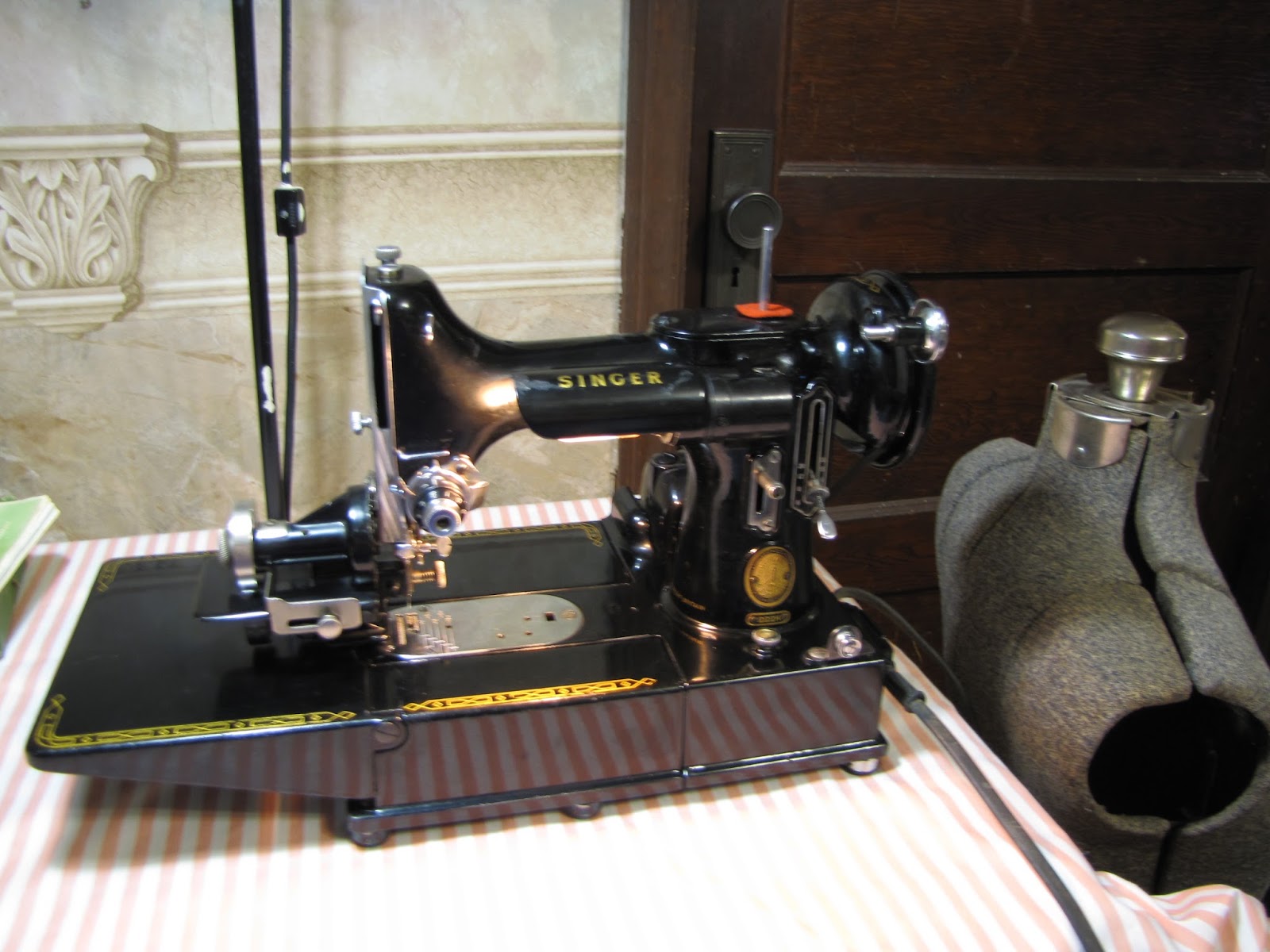 Singer Featherweight 221 & 222 Sewing Machine