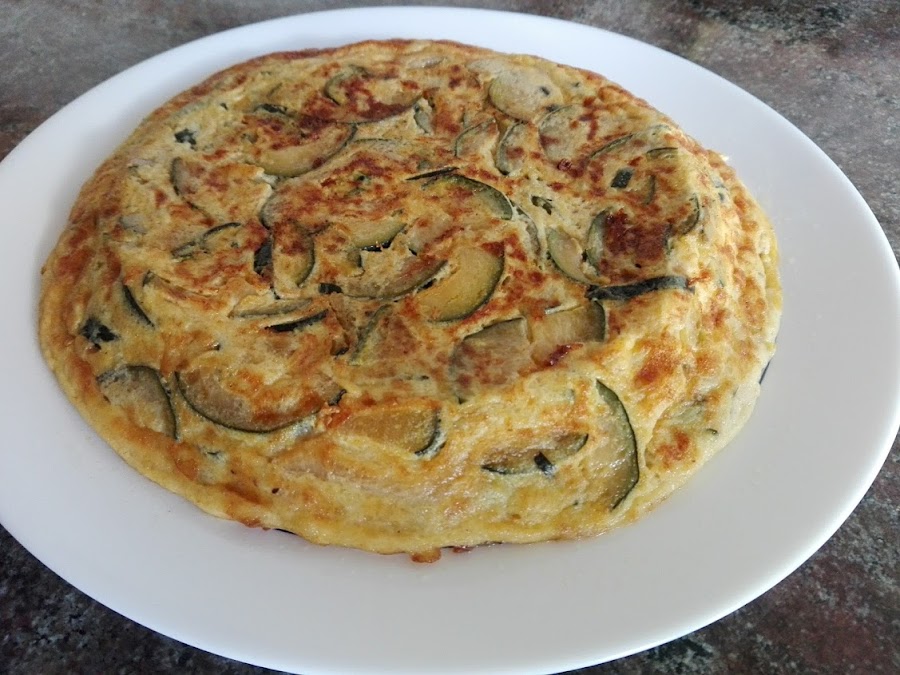 Tortilla entera de calabcín y cebolla.