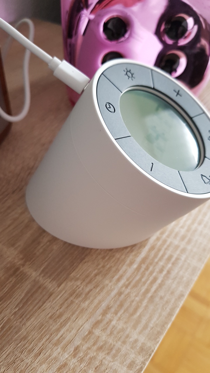 Plumeet Holz Digitalwecker 10cm - Batteriebetrieben Mit Schlummerfunktion Nachtlicht