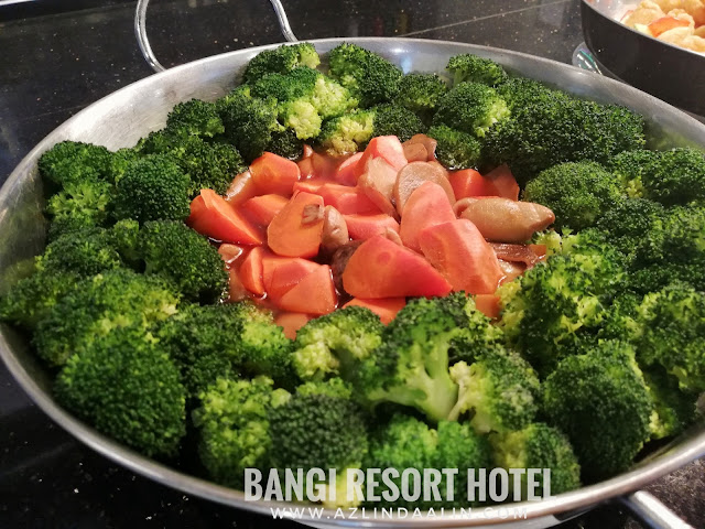 BUFFET CAHAYA RAMADAN 2019 BUKA PUASA DI BANGI RESORT HOTEL - Bila tibanya bulan puasa Ramadan, majlis buka puasa secara buffet memang tak asing lagi di negara kita ini. Jadi ! Entri hari ini, mummy Nak kongsikan pada korang BUFFET CAHAYA RAMADAN 2019 BUKA PUASA DI BANGI RESORT HOTEL. BUFFET CAHAYA RAMADAN 2019 BUKA PUASA DI BANGI RESORT HOTEL Mungkin ada yang tercari-cari tempat makan untuk majlis berbuka di sekitar Bangi dan Putrajaya samada berbuka puasa dengan keluarga, kawan sepejabat, sanak saudara atau rakan-rakan. Nak nampak best berbuka puasa secara esklusif ni, memang mummy highly recommended BUFFET CAHAYA RAMADAN 2019 BUKA PUASA DI BANGI RESORT HOTEL BUFFET CAHAYA RAMADAN 2019 BUKA PUASA DI BANGI RESORT HOTEL akan berada di Restoran Funtasia tingkat 1 di Bangi Resort Hotel. Ada yang tanya mummy, hotel baru ke tu?? Tak pernah dengar nama BANGI RESORT HOTEL tu pun. Oh ya ! Kalau korang nak tahu... hotel ni, dulu kala pernah menggunakan nama HOTEL EQUATORIAL BANGI dan juga HOTEL BANGI-PUTRAJAYA. Jangan tanya mummy lelebih kenapa mereka tukar nama ye ! LEBIH 200 SELEKSI PILIHAN MENU BUFFET CAHAYA RAMADAN 2019 BUKA PUASA DI BANGI RESORT HOTEL Kalau korang nak tahu, sebenarnya berbaloi ke BUFFET CAHAYA RAMADAN 2019 BUKA PUASA DI BANGI RESORT HOTEL. Sebab mereka menghidangkan lebih 200 seleksi pilihan menu untuk BUFFET CAHAYA RAMADAN 2019 BUKA PUASA DI BANGI RESORT HOTEL. Banyak,kan ! Jadi bagi sesiapa yang picky eater. Mummy yakin, dalam banyak-banyak menu di sini pasti ada pilihan yang sesuai ! BUFFET CAHAYA RAMADAN 2019 BUKA PUASA DI BANGI RESORT mengetengahkan menu masakan kampung serta antarabangsa. Terdapat bermacam-macam pilihan makanan dari chef-chef yang hebat dari pembuka selera, mee, nasi, pelbagai lauk sehingga ke pemanis mulut Pilihan minuman yang beraneka jenis dari minuman panas hinggalah ke minuman sejuk Pelbagai sambal : sambal hitam, sambal belacan, sambal tempoyak, sambal mangga, sambal kicap dan lain-lain Tak lupa juga, kid's corner yang di tunggu-tunggu oleh anak-anak kami ! Nasi Kerabu dan Ayam berempah Satay ayam dan daging Japanese Stall juga ada di sini ! Buffet Ramadan di sini memang KAMBING BAKAR ini WAJIB ! Tarikan istimewa tahun ini, ada kehadiran robot bernama "Robbie" yang boleh menyediakan aiskrim dan minuman berasaskan kopi. Nak tahu macam mana? Haaa..bab ni, kena datang sendiri pada bulan Ramadhan nanti. Semua menu BUFFET CAHAYA RAMADAN 2019 BUKA PUASA DI BANGI RESORT HOTEL memang banyak dan boleh memuaskan hati pengunjung. Jangan ragu-ragu bab HALAL. Dapur Funtasia, harmoni, pastry dan banquet semuanya HALAL serta disahkan oleh JAKIM ANAK-ANAK LEPAK SANTAI DI KOLAM IKAN BANGI RESORT HOTEL Sementara nak tunggu waktu buka puasa, anak-anak boleh beriadah di luar BANGI RESORT HOTEL untuk memberi ikan makan di kolam ikan atau ambil angin di kawasan kolam renang. Anak-anak kecil pastinya suka aktiviti sebegini, dan taklah mereka bosan menunggu waktu buffet buka puasa atau waktu makan malam yang panjang. Makanan ikan boleh di dapati dan di beli di lobi hotel. Jangan masukkan sebarangan makanan tau ! Ikan di sini lain. Mereka ada allergy tersendiri. HARGA BUFFET CAHAYA RAMADAN 2019 BUKA PUASA DI BANGI RESORT HOTEL Berapa HARGA BUFFET CAHAYA RAMADAN 2019 BUKA PUASA DI BANGI RESORT HOTEL ? Harga BUFFET CAHAYA RAMADAN 2019 BUKA PUASA DI BANGI RESORT HOTEL adalah serti di bawah :- Beli dari tarikh 15 MAC - 15 APRIL 2019 : RM75++ (dewasa) dan RM37. 50++ (kanak-kanak) PRA BAYAR (24 JAM SEBELUM) : RM90++ (dewasa) dan RM45++ (kanak-kanak) WALK IN DAN HARGA BIASA : RM120++ (dewasa) dan RM60 (kanak-kanak) Bagi setiap pelanggan dewasa yang membeli pakej BUFFET CAHAYA RAMADAN 2019 BUKA PUASA DI BANGI RESORT HOTEL. Setiap RM3.50 akan di salurkan ke tabung Islamic Relief Malaysia. Untuk tempahan, hubungi : Telefon : 03-82102222 Email : fb_reservations@hotelbangi-putrajaya.com Website : www.bangiresorthotel.com BUFFET CAHAYA RAMADAN 2019 BUKA PUASA DI BANGI RESORT HOTEL - Bila tibanya bulan puasa Ramadan, majlis buka puasa secara buffet memang tak asing lagi di negara kita ini. Jadi ! Entri hari ini, mummy Nak kongsikan pada korang BUFFET CAHAYA RAMADAN 2019 BUKA PUASA DI BANGI RESORT HOTEL. BUFFET CAHAYA RAMADAN 2019 BUKA PUASA DI BANGI RESORT HOTEL Mungkin ada yang tercari-cari tempat makan untuk majlis berbuka di sekitar Bangi dan Putrajaya samada berbuka puasa dengan keluarga, kawan sepejabat, sanak saudara atau rakan-rakan. Nak nampak best berbuka puasa secara esklusif ni, memang mummy highly recommended BUFFET CAHAYA RAMADAN 2019 BUKA PUASA DI BANGI RESORT HOTEL BUFFET CAHAYA RAMADAN 2019 BUKA PUASA DI BANGI RESORT HOTEL akan berada di Restoran Funtasia tingkat 1 di Bangi Resort Hotel. Ada yang tanya mummy, hotel baru ke tu?? Tak pernah dengar nama BANGI RESORT HOTEL tu pun. Oh ya ! Kalau korang nak tahu... hotel ni, dulu kala pernah menggunakan nama HOTEL EQUATORIAL BANGI dan juga HOTEL BANGI-PUTRAJAYA. Jangan tanya mummy lelebih kenapa mereka tukar nama ye ! LEBIH 200 SELEKSI PILIHAN MENU BUFFET CAHAYA RAMADAN 2019 BUKA PUASA DI BANGI RESORT HOTEL Kalau korang nak tahu, sebenarnya berbaloi ke BUFFET CAHAYA RAMADAN 2019 BUKA PUASA DI BANGI RESORT HOTEL. Sebab mereka menghidangkan lebih 200 seleksi pilihan menu untuk BUFFET CAHAYA RAMADAN 2019 BUKA PUASA DI BANGI RESORT HOTEL. Banyak,kan ! Jadi bagi sesiapa yang picky eater. Mummy yakin, dalam banyak-banyak menu di sini pasti ada pilihan yang sesuai ! BUFFET CAHAYA RAMADAN 2019 BUKA PUASA DI BANGI RESORT mengetengahkan menu masakan kampung serta antarabangsa. Terdapat bermacam-macam pilihan makanan dari chef-chef yang hebat dari pembuka selera, mee, nasi, pelbagai lauk sehingga ke pemanis mulut Pilihan minuman yang beraneka jenis dari minuman panas hinggalah ke minuman sejuk Pelbagai sambal : sambal hitam, sambal belacan, sambal tempoyak, sambal mangga, sambal kicap dan lain-lain Tak lupa juga, kid's corner yang di tunggu-tunggu oleh anak-anak kami ! Nasi Kerabu dan Ayam berempah Satay ayam dan daging Japanese Stall juga ada di sini ! Buffet Ramadan di sini memang KAMBING BAKAR ini WAJIB ! Tarikan istimewa tahun ini, ada kehadiran robot bernama "Robbie" yang boleh menyediakan aiskrim dan minuman berasaskan kopi. Nak tahu macam mana? Haaa..bab ni, kena datang sendiri pada bulan Ramadhan nanti. Semua menu BUFFET CAHAYA RAMADAN 2019 BUKA PUASA DI BANGI RESORT HOTEL memang banyak dan boleh memuaskan hati pengunjung. Jangan ragu-ragu bab HALAL. Dapur Funtasia, harmoni, pastry dan banquet semuanya HALAL serta disahkan oleh JAKIM ANAK-ANAK LEPAK SANTAI DI KOLAM IKAN BANGI RESORT HOTEL Sementara nak tunggu waktu buka puasa, anak-anak boleh beriadah di luar BANGI RESORT HOTEL untuk memberi ikan makan di kolam ikan atau ambil angin di kawasan kolam renang. Anak-anak kecil pastinya suka aktiviti sebegini, dan taklah mereka bosan menunggu waktu buffet buka puasa atau waktu makan malam yang panjang. Makanan ikan boleh di dapati dan di beli di lobi hotel. Jangan masukkan sebarangan makanan tau ! Ikan di sini lain. Mereka ada allergy tersendiri. HARGA BUFFET CAHAYA RAMADAN 2019 BUKA PUASA DI BANGI RESORT HOTEL Berapa HARGA BUFFET CAHAYA RAMADAN 2019 BUKA PUASA DI BANGI RESORT HOTEL ? Harga BUFFET CAHAYA RAMADAN 2019 BUKA PUASA DI BANGI RESORT HOTEL adalah serti di bawah :- Beli dari tarikh 15 MAC - 15 APRIL 2019 : RM75++ (dewasa) dan RM37. 50++ (kanak-kanak) PRA BAYAR (24 JAM SEBELUM) : RM90++ (dewasa) dan RM45++ (kanak-kanak) WALK IN DAN HARGA BIASA : RM120++ (dewasa) dan RM60 (kanak-kanak) Bagi setiap pelanggan dewasa yang membeli pakej BUFFET CAHAYA RAMADAN 2019 BUKA PUASA DI BANGI RESORT HOTEL. Setiap RM3.50 akan di salurkan ke tabung Islamic Relief Malaysia. Untuk tempahan, hubungi : Telefon : 03-82102222 Email : fb_reservations@hotelbangi-putrajaya.com Website : www.bangiresorthotel.com