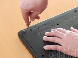 Schritt 2: Gummifüse entfernen Schritt 2: Gummifüse entfernen