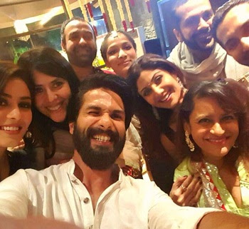 Bollywood में भी चढ़ा Selfie का क्रेज, देखें किसकी सेल्फी है सबसे बेहतरीन | Bollywood Special bollywood special, bollywood selfie, bollywood star images