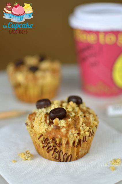Des Muffins forts de café pour donner un bon coup de fouet à vos matins difficiles, moelleux à souhait et recouverts d'un streusel bien croustillant.