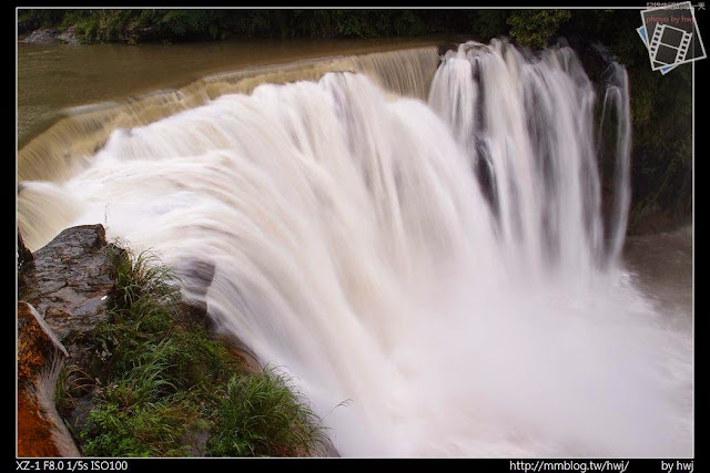 2013-04-12 基隆二日遊(3)十分瀑布-台灣的尼加拉大瀑布_哇！今天的水超多的！                           