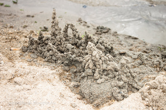 Csepegtetett homokvár a gyoroki strandon