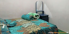kamar tidur dengan tempat tidur queen di dieng wisata kamar tidur homestay dieng