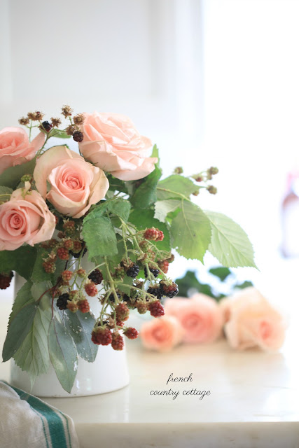 5 Minute Decorating- a beautiful berries & blooms bouquet