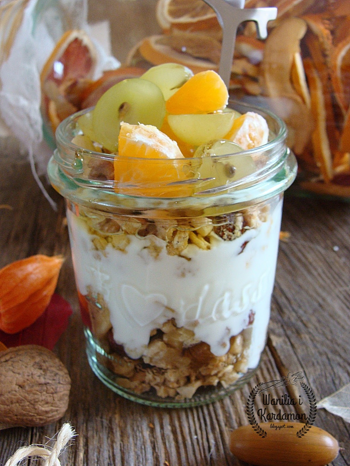 Wanilia i Kardamon Granola z naturalnym jogurtem