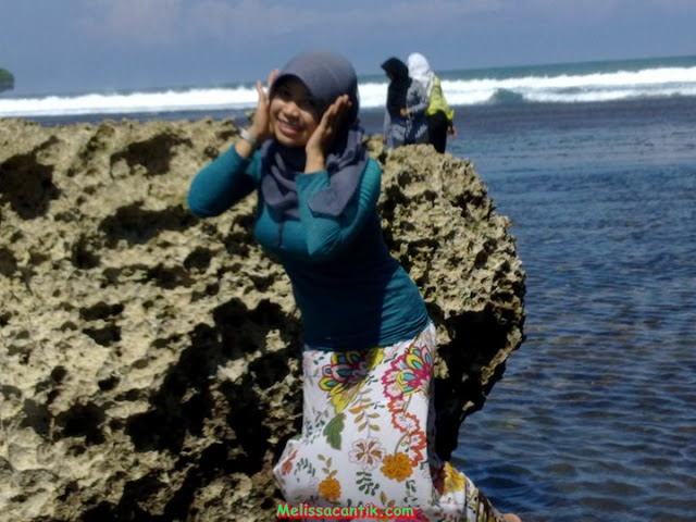 Jilbab Biru Di Pantai ~ Mawar Merah