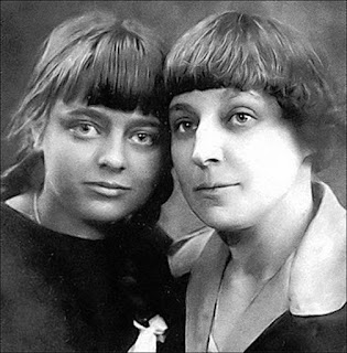 С дочерью Ариадной. Париж 1925-1926г.