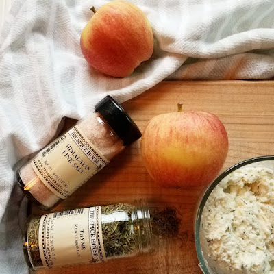 ricotta filling with spice house spices and an Apple