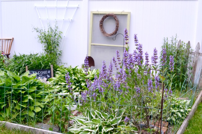 5 Beautiful DIY Garden Birdhouses