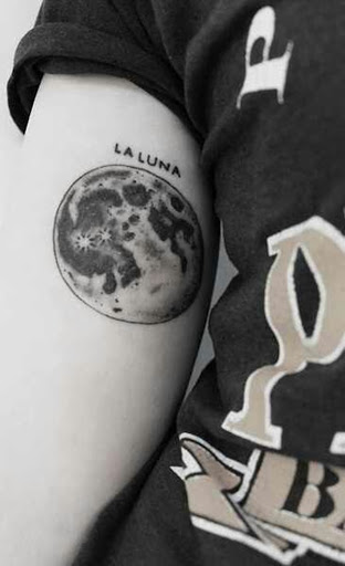 Um realista lua é representada no interior do utente braço direito com a frase, "La Luna", de leitura acima da imagem.