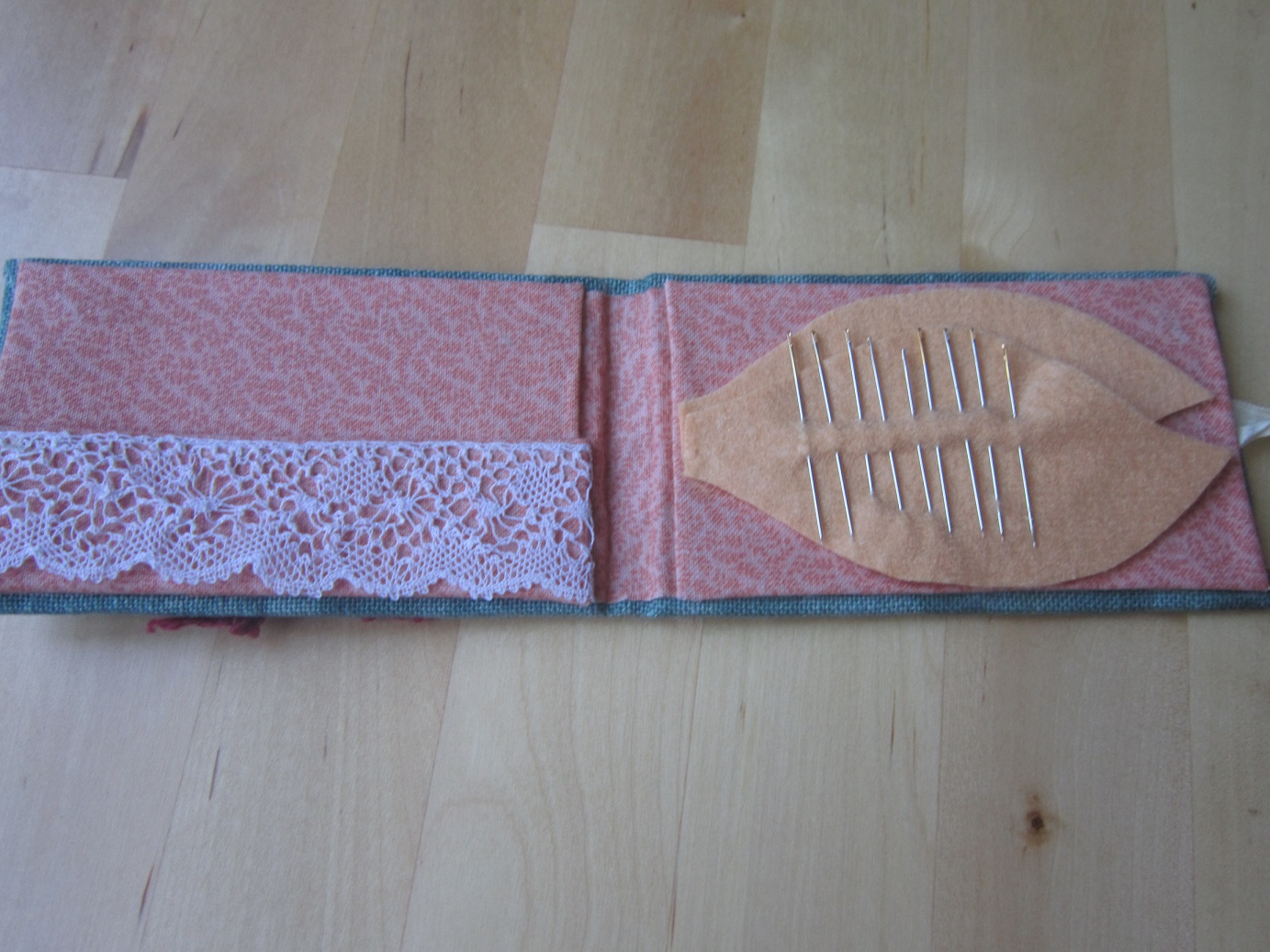 La caja en blanco English tapestry sewing box