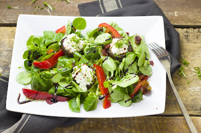 Gefüllte Pilze auf Feldsalat Gefüllte Pilze auf Feldsalat