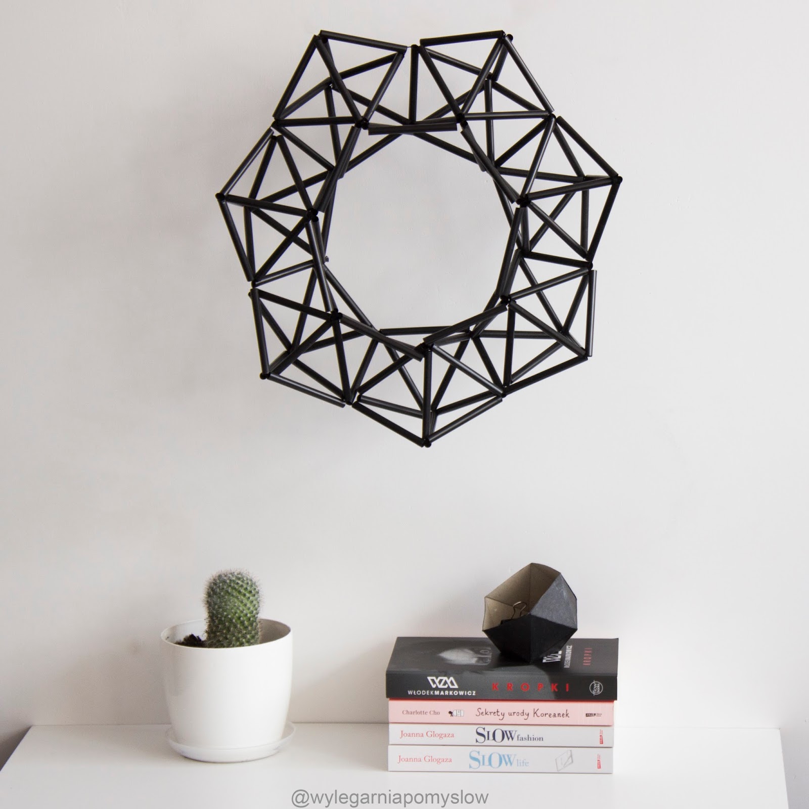 dekoracyjny wianek ze słomek wieniec na drzwi, wianek ze słomek, geometryczna dekoracja, dekoracja ze słomek, diy, zrób to sam