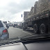 Rodovia BR-406 com forte retenção a partir do Guajiru sentido capital. Ninguém anda devido a protesto no P. Coqueiros.