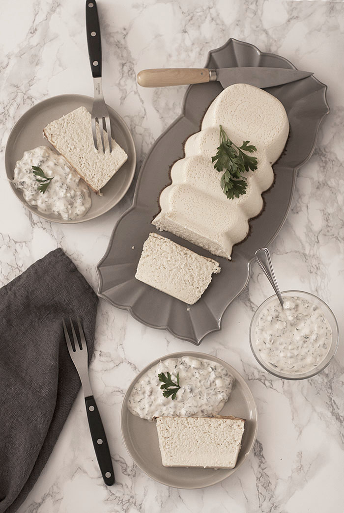 Pastís de lluç al vermut blanc amb salsa tàrtara