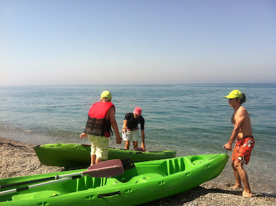 Los monitores desplazan las canoas hasta la orilla para montar a los niños.