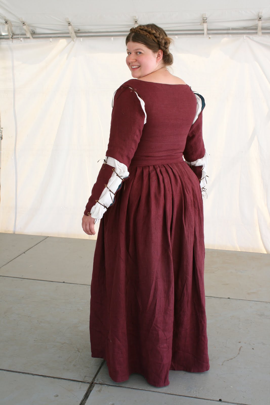 Time Traveling with Needles: Yet Another 1480s Florentine dress...