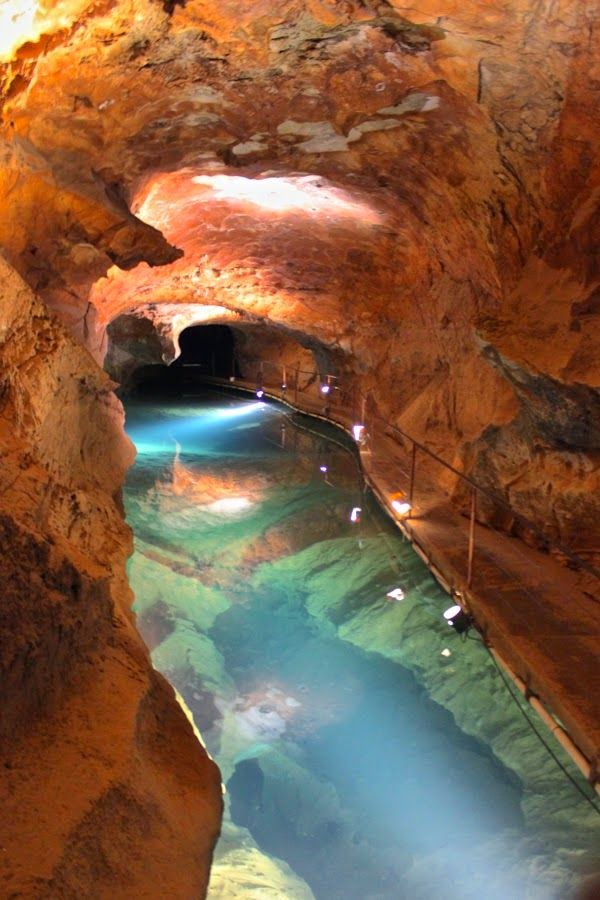 Underground Jenolan Caves in Blue Mountains, New South Wales Underground Jenolan Caves in Blue Mountains, New South Wales
