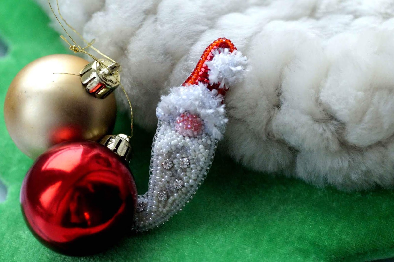 Брошь дед мороз своими. Брошь дед инсайд алиэкспресс. Лунный дед мороз. Вышитая брошь дед мороз. Новогодняя брошь дедушка мороз.