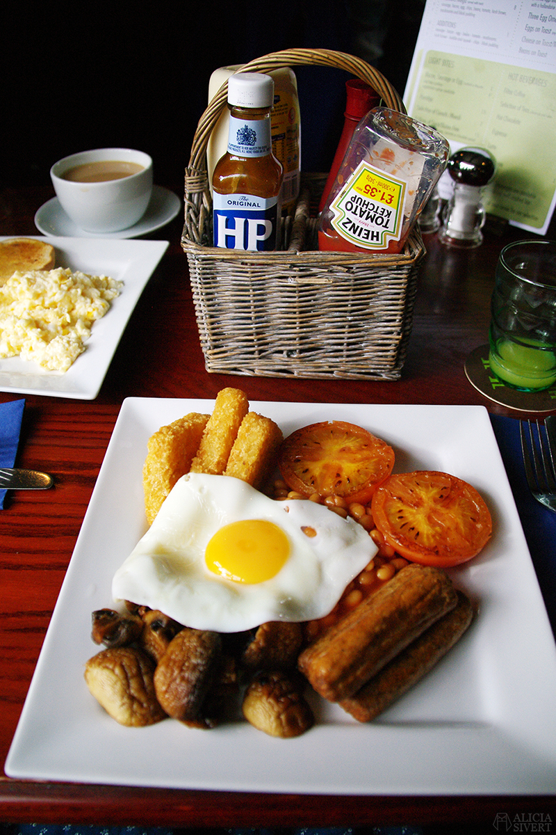 Ovo-vegitarian English breakfast at The Kings Lodge, Leavesden. Photo by Alicia Sivertsson. aliciasivert alicia sivert sivertsson london semester utflykt att göra äventyr resa the kings lodge leavesden english breakfast veggie vegetarian vegetarisk engelsk frukost
