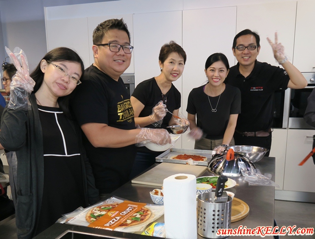 Fun bloggers making our own pizzas at the event