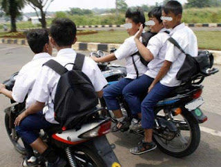 Siswa Bawa Motor Ke Sekolah