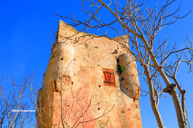 Ο Πύργος Μάρκελλου στην πόλη της Αίγινας κοντά στο λιμάνι © Ελένη Γρηγοριάδου