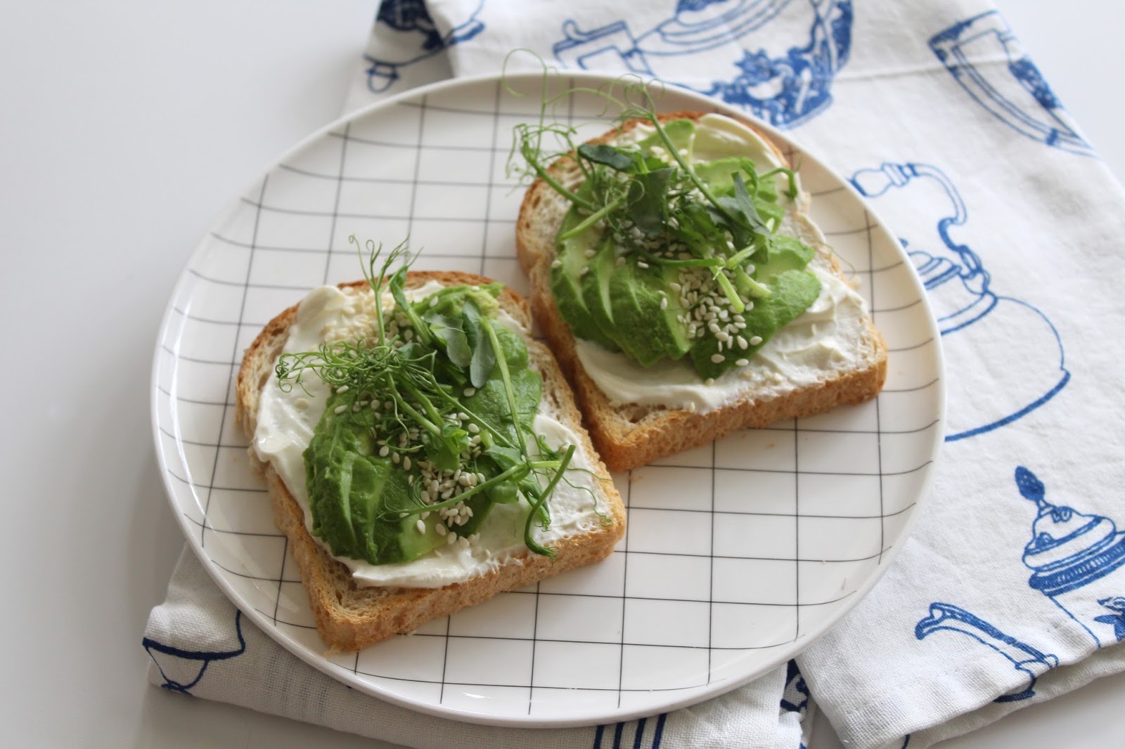 En Avokado Toast Med Sitron Og Parmesanost På En Tallerken