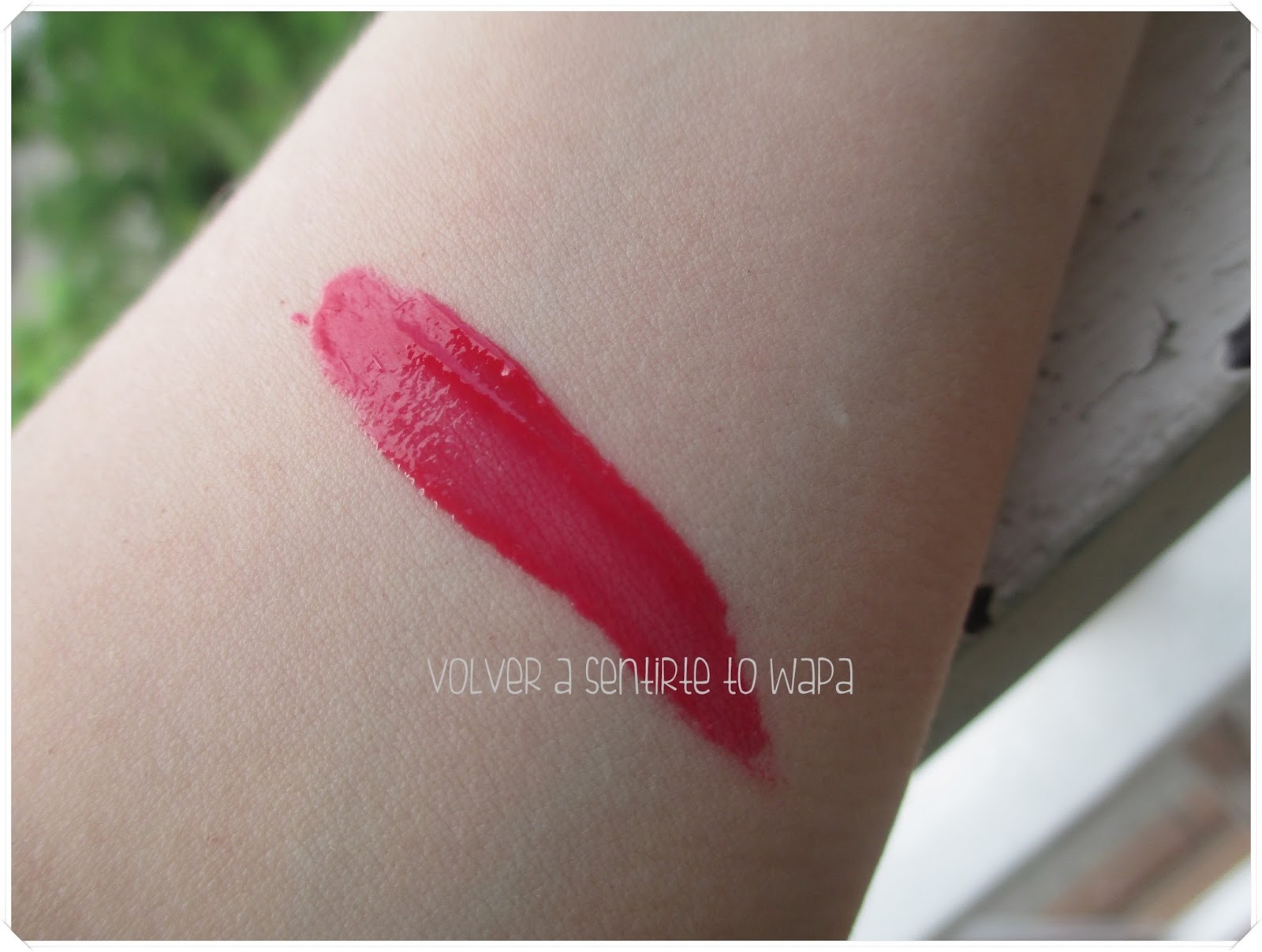 Stay With Me de Essence Longlasting Lip Gloss - 07 Kiss Kiss Kiss - Swatches
