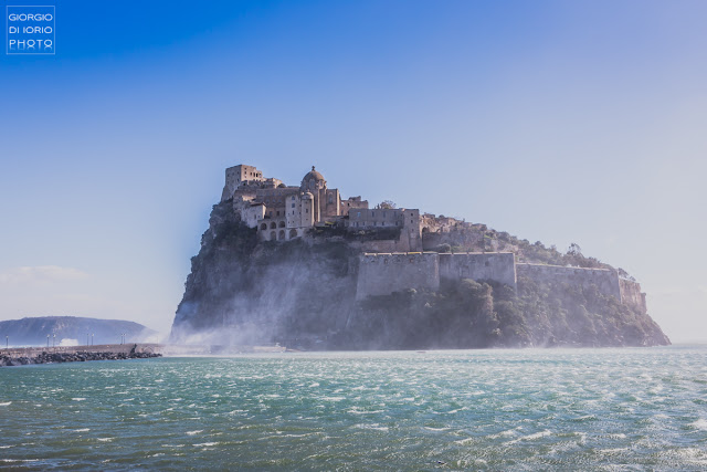 Tramontana a Ischia, mareggiata Ischia Ponte, Vento forte a Ischia, Castello Aragonese Ischia, Piazzale Ischia Ponte Allagato, acqua alta a Ischia, piazzale delle alghe allagato,