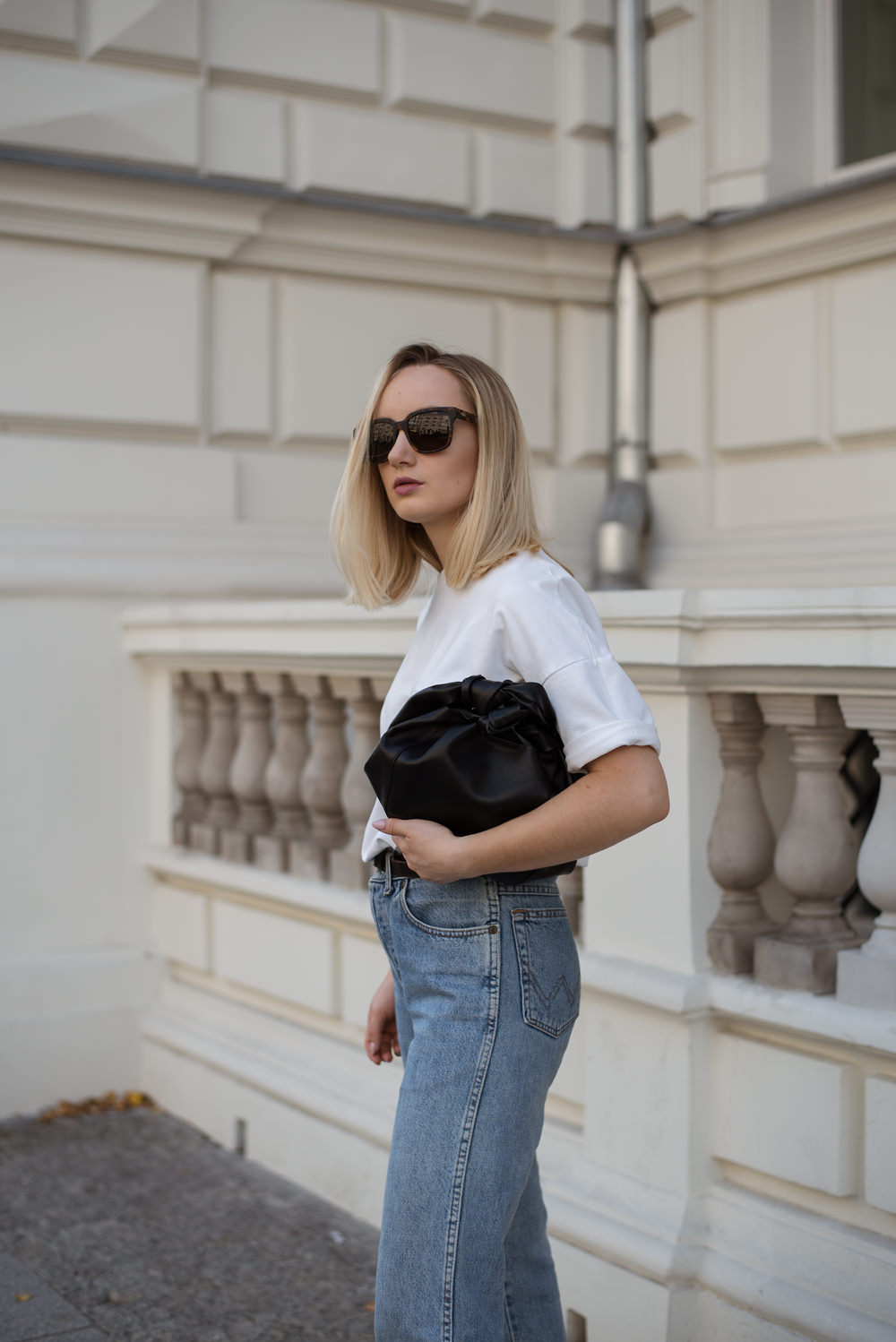 Biały t-shirt i jeansy stylizacja podstawy-garderoby-styliacja