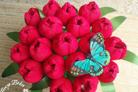 Eu Amo Artesanato: Flores de papel crepom recheada de bombons